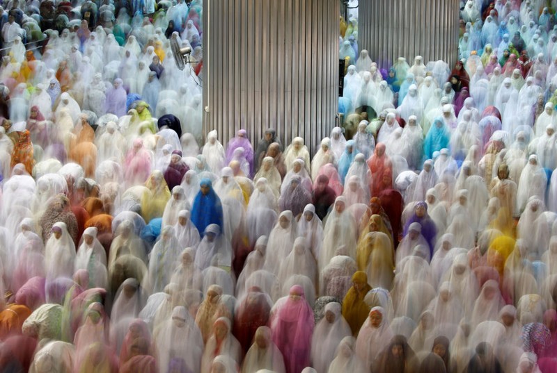 Nữ tín đồ đạo Hồi cầu nguyện trong tháng chay Ramadan tại nhà thờ Hồi giáo Istiqlal ở Jakarta, Indonesia