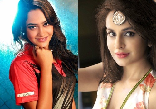 Diễn viên Aasiya Kazi (trái) và Roop Durgapal. Diễn viên Aasiya Kazi (trái) và Roop Durgapal.