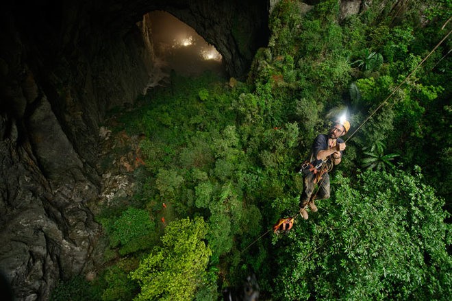 Muốn vào đến hang Sơn Đoòng, du khách phải đi bộ ít nhất là 10 tiếng và thông thường, một người đi thì phải có hai người đi theo trợ giúp.