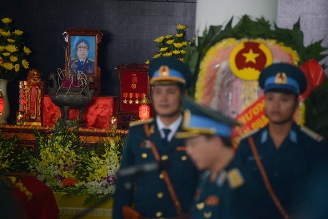 Những hình ảnh thắt lòng trong đám tang phi công Trần Quang Khải ảnh 2 Những hình ảnh thắt lòng trong đám tang phi công Trần Quang Khải ảnh 2