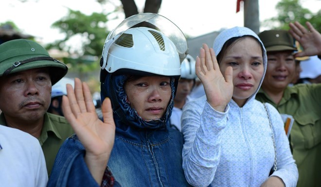 Những hình ảnh thắt lòng trong đám tang phi công Trần Quang Khải ảnh 17 Những hình ảnh thắt lòng trong đám tang phi công Trần Quang Khải ảnh 17