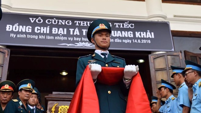 Những hình ảnh thắt lòng trong đám tang phi công Trần Quang Khải ảnh 14 Những hình ảnh thắt lòng trong đám tang phi công Trần Quang Khải ảnh 14