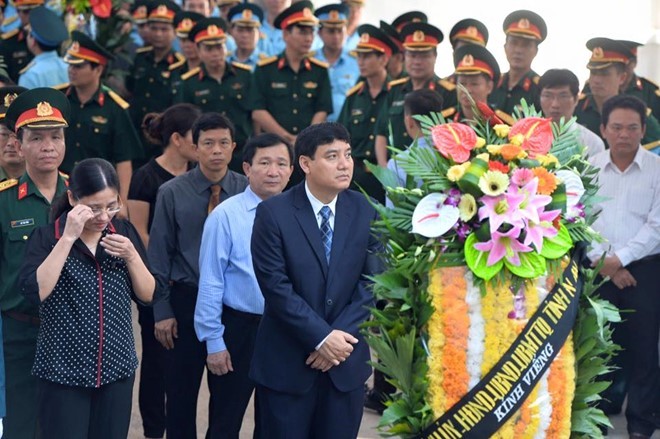 Những hình ảnh thắt lòng trong đám tang phi công Trần Quang Khải ảnh 10 Những hình ảnh thắt lòng trong đám tang phi công Trần Quang Khải ảnh 10