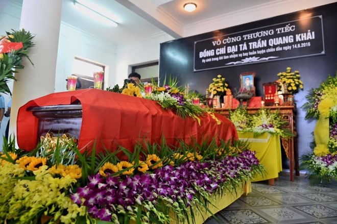 Những hình ảnh thắt lòng trong đám tang phi công Trần Quang Khải ảnh 3 Những hình ảnh thắt lòng trong đám tang phi công Trần Quang Khải ảnh 3