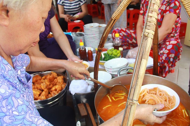 Bánh canh giò heo hay còn gọi bánh canh cô tóc bạc vì người nấu chín đã bán từ lúc tóc đen thành tóc bạc. 