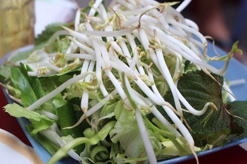 Giải mã sức hấp dẫn của những quán ăn "du kích" ở Sài Gòn ảnh 10