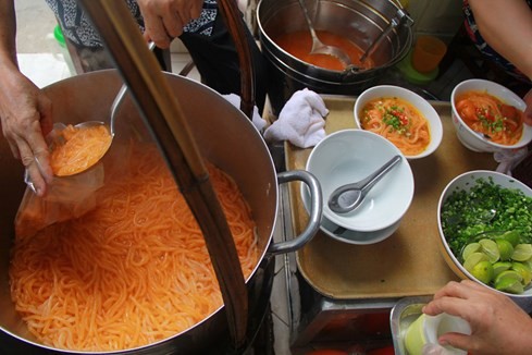 Giải mã sức hấp dẫn của những quán ăn "du kích" ở Sài Gòn ảnh 6