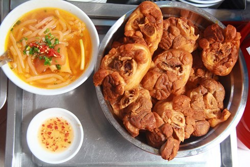 Giải mã sức hấp dẫn của những quán ăn "du kích" ở Sài Gòn ảnh 1