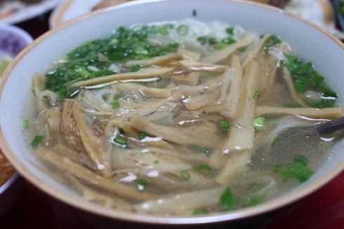 Giải mã sức hấp dẫn của những quán ăn "du kích" ở Sài Gòn ảnh 4