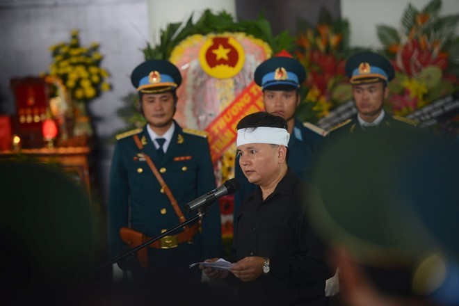 Những hình ảnh thắt lòng trong đám tang phi công Trần Quang Khải ảnh 8 Những hình ảnh thắt lòng trong đám tang phi công Trần Quang Khải ảnh 8