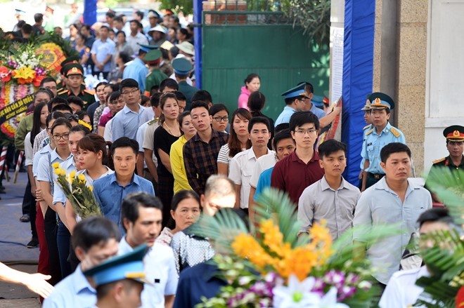 Những hình ảnh thắt lòng trong đám tang phi công Trần Quang Khải ảnh 11 Những hình ảnh thắt lòng trong đám tang phi công Trần Quang Khải ảnh 11