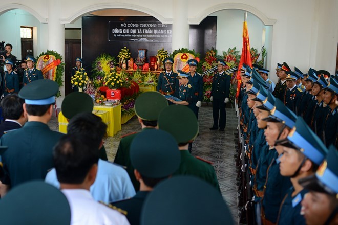 Những hình ảnh thắt lòng trong đám tang phi công Trần Quang Khải ảnh 1 Những hình ảnh thắt lòng trong đám tang phi công Trần Quang Khải ảnh 1