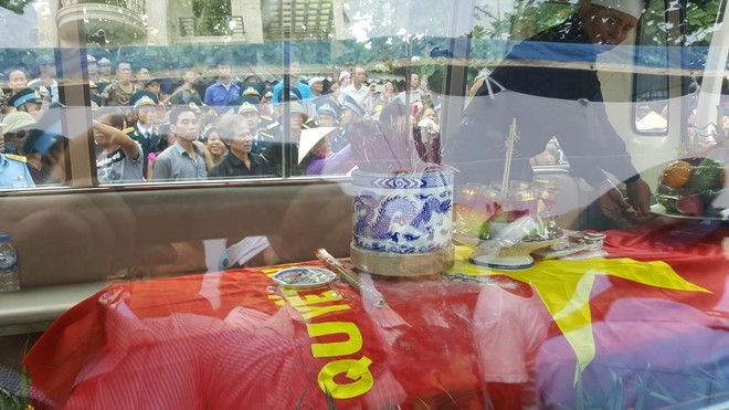 Video: Đẫm nước mắt lễ viếng ở quê nhà phi công Trần Quang Khải ảnh 2 Video: Đẫm nước mắt lễ viếng ở quê nhà phi công Trần Quang Khải ảnh 2