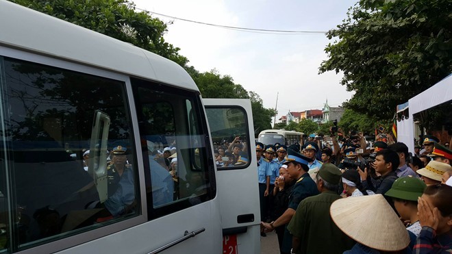 Video: Đẫm nước mắt lễ viếng ở quê nhà phi công Trần Quang Khải ảnh 3 Video: Đẫm nước mắt lễ viếng ở quê nhà phi công Trần Quang Khải ảnh 3
