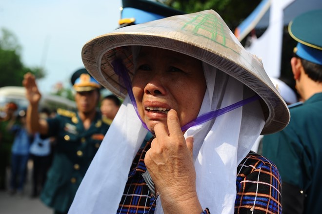 Video: Đẫm nước mắt lễ viếng ở quê nhà phi công Trần Quang Khải ảnh 4 Video: Đẫm nước mắt lễ viếng ở quê nhà phi công Trần Quang Khải ảnh 4