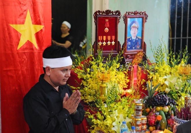Video: Đẫm nước mắt lễ viếng ở quê nhà phi công Trần Quang Khải ảnh 13 Video: Đẫm nước mắt lễ viếng ở quê nhà phi công Trần Quang Khải ảnh 13