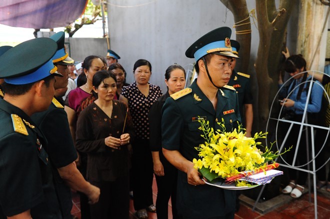 Video: Đẫm nước mắt lễ viếng ở quê nhà phi công Trần Quang Khải ảnh 12 Video: Đẫm nước mắt lễ viếng ở quê nhà phi công Trần Quang Khải ảnh 12