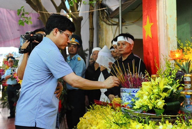 Video: Đẫm nước mắt lễ viếng ở quê nhà phi công Trần Quang Khải ảnh 14 Video: Đẫm nước mắt lễ viếng ở quê nhà phi công Trần Quang Khải ảnh 14