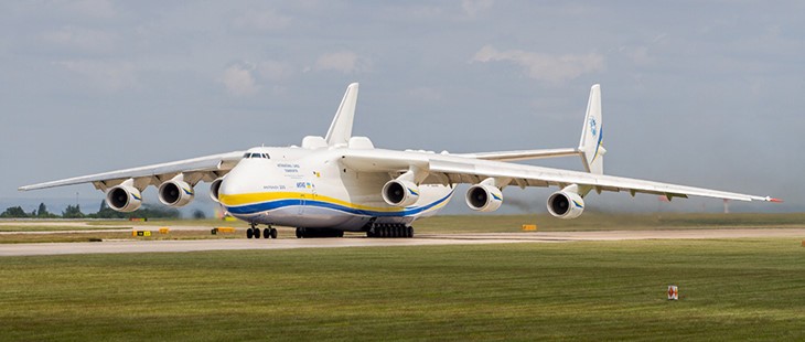 1. Antonov AN-225 đứng đầu danh sách máy bay vận tải quân sự. Đây là loại phi cơ dài nhất và nặng nhất từng được chế tạo. Hiện tại, An-225 là phi cơ vận tải quân sự chiến lược của Nga, có thể chở khoảng 275 tấn. Khả năng của nó được minh chứng rõ vào năm