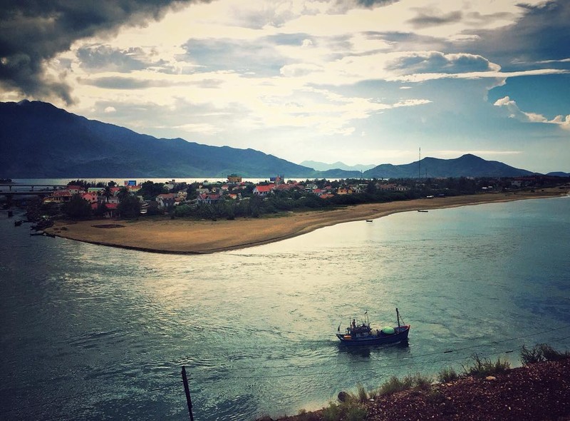 Mê mẩn 5 vịnh biển miền Trung còn rất hoang sơ  ảnh 11