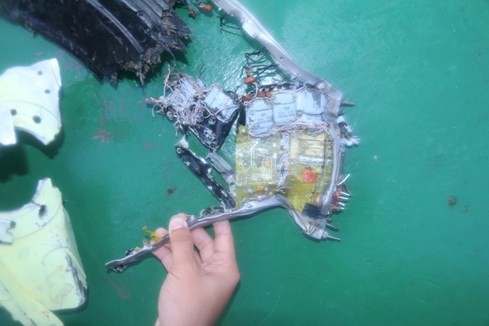 Tìm thấy thêm 2 thi thể của phi công CASA-212 và nhiều mảnh vỡ của Su-30MK2 ảnh 8