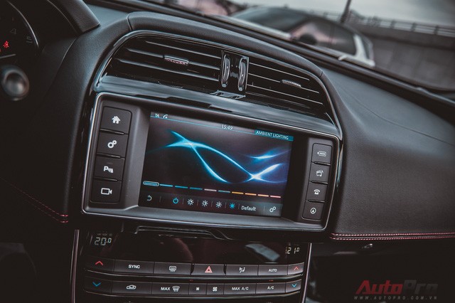 Cận cảnh "báo đỏ" Jaguar XE-S đầu tiên Việt Nam ảnh 10 Cận cảnh "báo đỏ" Jaguar XE-S đầu tiên Việt Nam ảnh 10