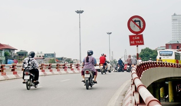 Về bản chất thì rẽ trái và quay đầu là hai hành động khác nhau, và trong quy chuẩn do bộ GTVT phát hành cũng có quy định rõ đối với trường hợp rẽ trái hoặc quay đầu.