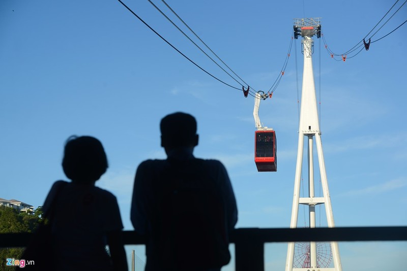 “Bus hai tầng' lơ lửng trên vịnh Hạ Long ảnh 1 Cap treo 'xe bus hai tang' lo lung tren vinh Ha Long hinh anh 2