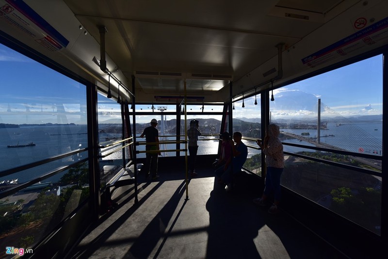 Cáp treo 'xe bus hai tầng' lơ lửng trên vịnh Hạ Long hình ảnh 4 Cap treo 'xe bus hai tang' lo lung tren vinh Ha Long hinh anh 4