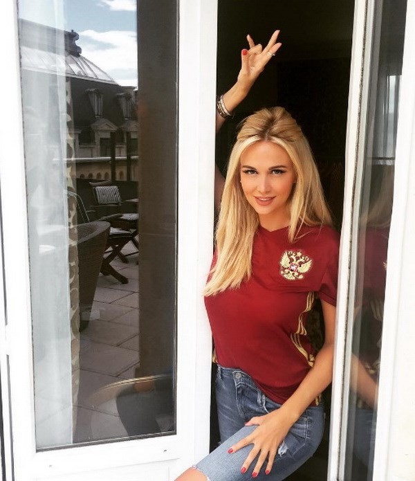 Hoa hậu Nga Lopyreva đẹp hút hồn ở EURO 2016 ảnh 2