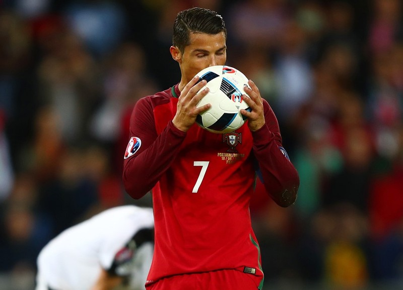 1001 kiểu nụ hôn tại Euro 2016 ảnh 20 1001 kiểu nụ hôn tại Euro 2016 ảnh 20