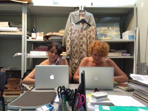 Tổng thống Belarus lỡ miệng, người dân "thoát y" đi làm ảnh 5