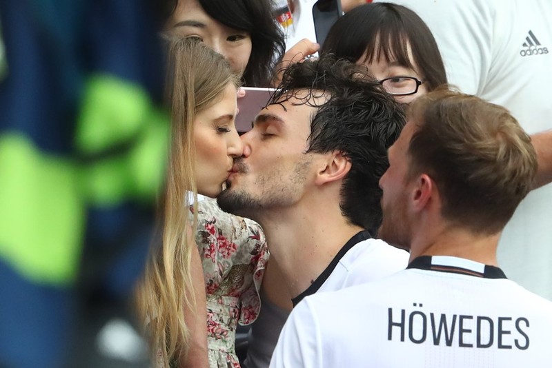 1001 kiểu nụ hôn tại Euro 2016 ảnh 1 1001 kiểu nụ hôn tại Euro 2016 ảnh 1