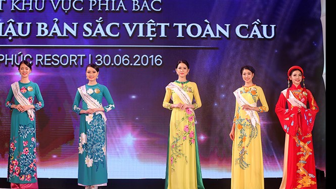 Các thí sinh trong trang phục áo dài