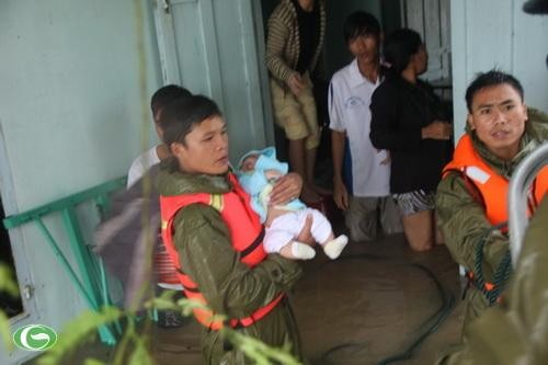 Chùm ảnh đẹp: Chiến sĩ Công an Nhân dân Việt Nam trong lòng dân ảnh 7 Chùm ảnh đẹp: Chiến sĩ Công an Nhân dân Việt Nam trong lòng dân ảnh 7