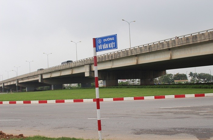 Cụ thể, đường Hoàng Sa dài 4,8 km, rộng 68 m. Trước đây thường được gọi là đường Bắc Thăng Long.