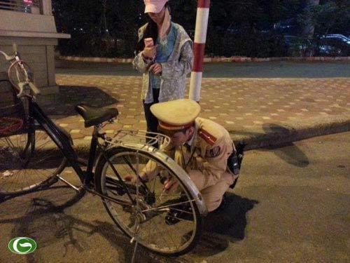 Chùm ảnh đẹp: Chiến sĩ Công an Nhân dân Việt Nam trong lòng dân ảnh 19 Chùm ảnh đẹp: Chiến sĩ Công an Nhân dân Việt Nam trong lòng dân ảnh 19