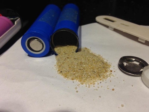 Phát hiện… cát bên trong pin dự phòng Trung Quốc ảnh 2