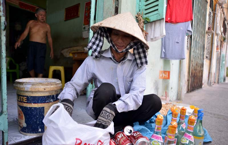 Hơn 100 năm nay, thế hệ trước nối tiếp thế hệ sau, người dân trong xóm đùm bọc lẫn nhau, thân thiết như người một nhà 