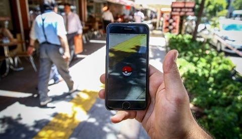 Mải theo đuổi trò chơi có các yếu tố tăng cường thực tế Pokemon GO, người dẫn chương trình truyền hình đã không nhận thấy bằng cách nào đấy cô đã vào khung hình.