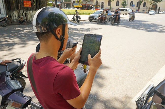 Suýt thiệt thân vì mải mê bắt Pokemon “hiếm“ ảnh 8