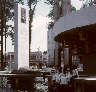 Hồ Con Rùa năm 1972, lúc còn con rùa bằng đồng ở giữa. Ảnh tư liệu Hồ Con Rùa năm 1972, lúc còn con rùa bằng đồng ở giữa. Ảnh tư liệu