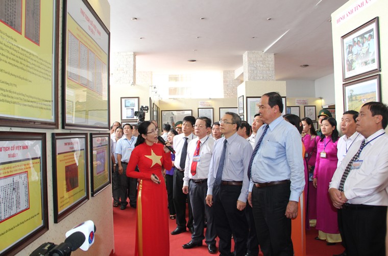 Thứ trưởng Phan Tâm và các đại biểu tham quan triển lãm