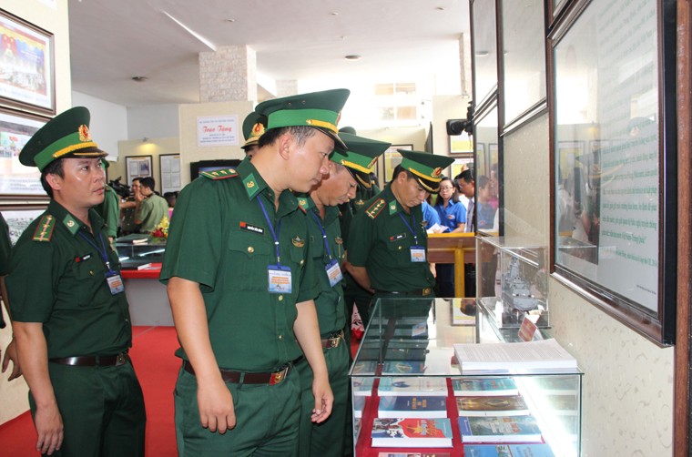 Đông đảo cán bộ, chiến sỹ lực lượng vũ trang đóng trên địa bàn tỉnh An Giang đã đến tham quan triển lãm