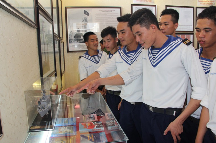 Đông đảo cán bộ, chiến sỹ lực lượng vũ trang đóng trên địa bàn tỉnh An Giang đã đến tham quan triển lãm