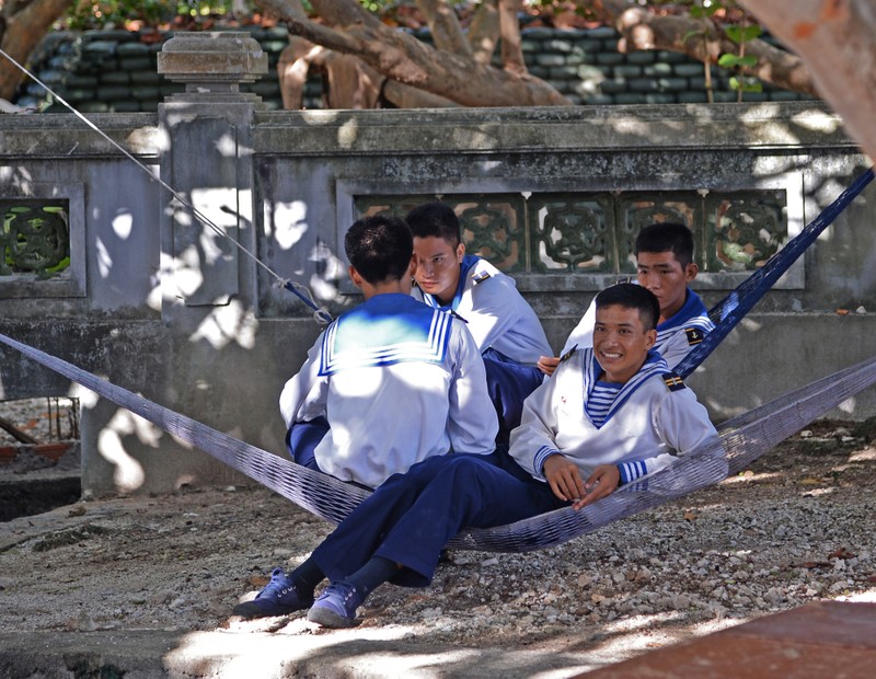 Giọt nắng trưa hè đang vờn trên vai những người lính trẻ Trường Sa. Dù đến với Trường Sa từ nhiều miền khác nhau của đất nước Việt Nam, đối với anh em từng giây phút được rèn luyện và sinh hoạt bên nhau ở Trường Sa là những kỷ niệm vô giá sẽ theo họ trong suốt cuộc đời.