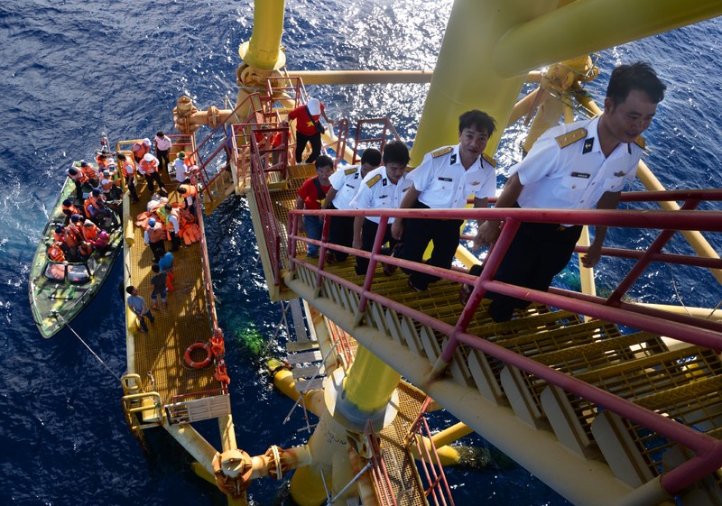 Hiện nay, các cán bộ và chiến sĩ của Tiểu đoàn DK1 đang làm nhiệm trực tiếp canh giữ trên 15 nhà giàn DK1 trên các bãi cạn Tư Chính, Phúc Tần, Phúc Nguyên, Huyền Trân, Quế Đường, Ba Kè (ở về phía Tây Nam so với quần đảo Trường Sa) và bãi cạn Cà Mau trong vịnh Thái Lan.