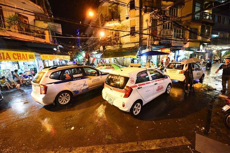 Phố đi bộ quanh Hồ Gươm ngập nước và rác ảnh 1