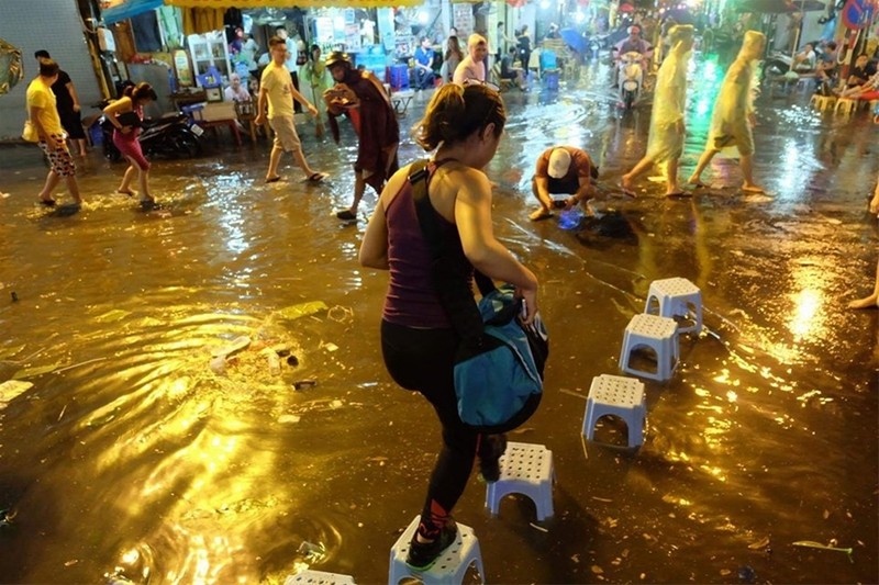 Phố đi bộ quanh Hồ Gươm ngập nước và rác ảnh 4