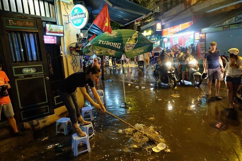 Phố đi bộ quanh Hồ Gươm ngập nước và rác ảnh 6